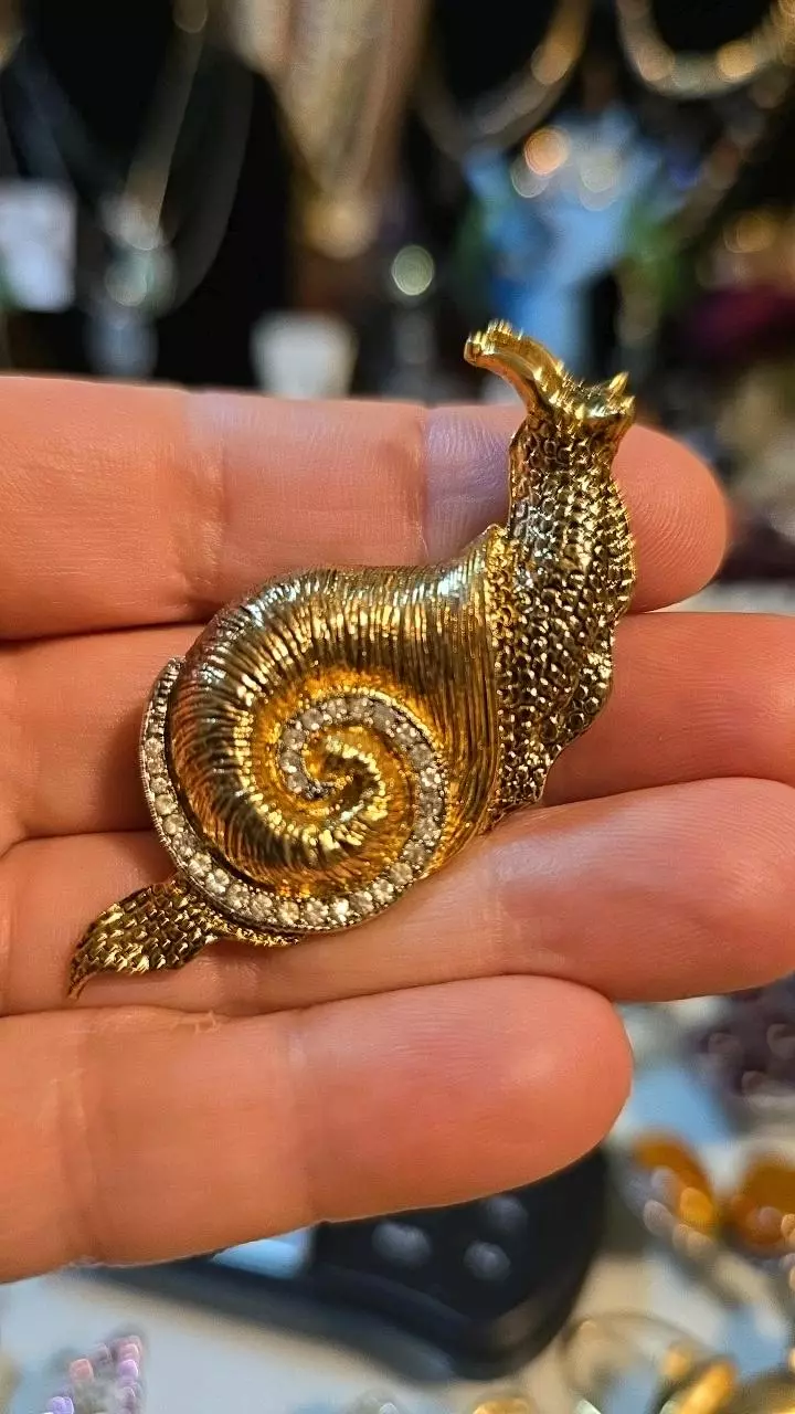 plant/Snail brooch pin Goldtone Vintage-0