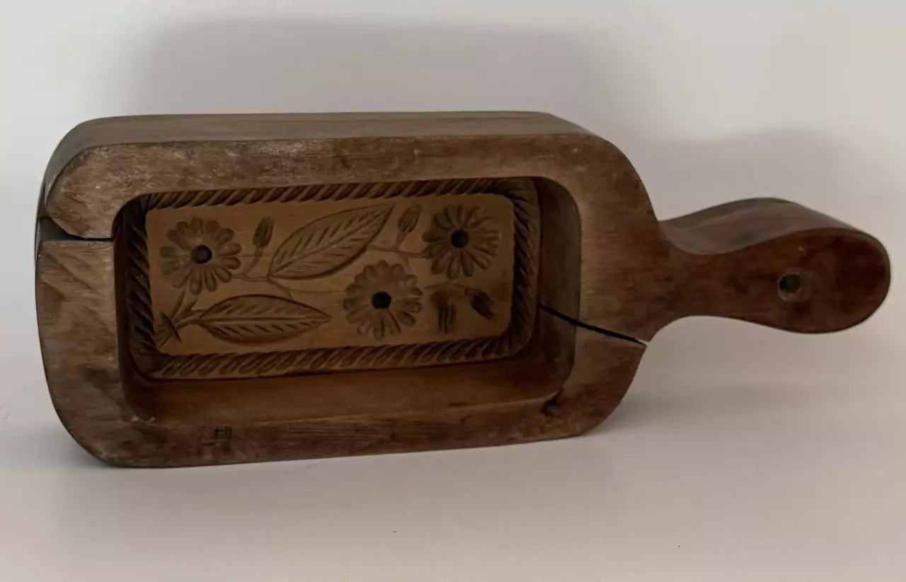 plant/Antique French Wooden Butter Mold – Hand-Carved Floral Design – Late 19th/Early-0