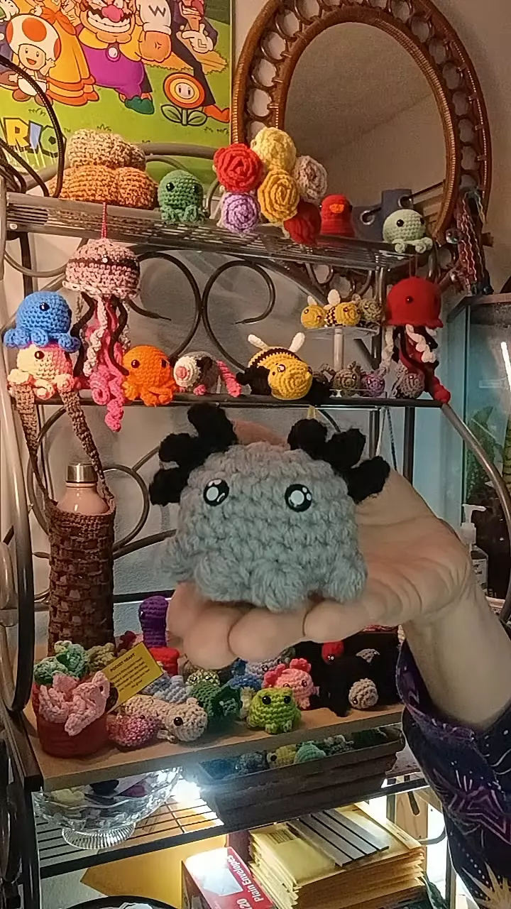 plant/gray axolotl-0