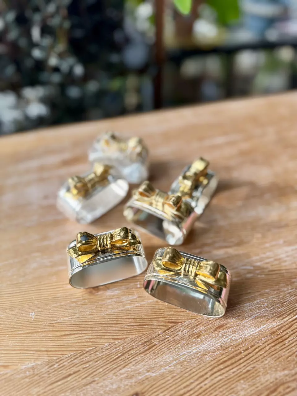 plant/Silverplate and brass bow napkin rings (6) #2-0