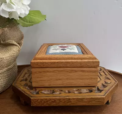 plant/Vintage Tennessee Wood Crafters Quilted Top Box-1-thumbnail