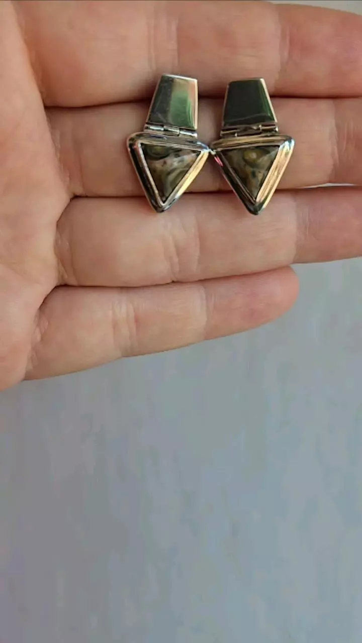 plant/Jasper Hinge Triangle Posts-0