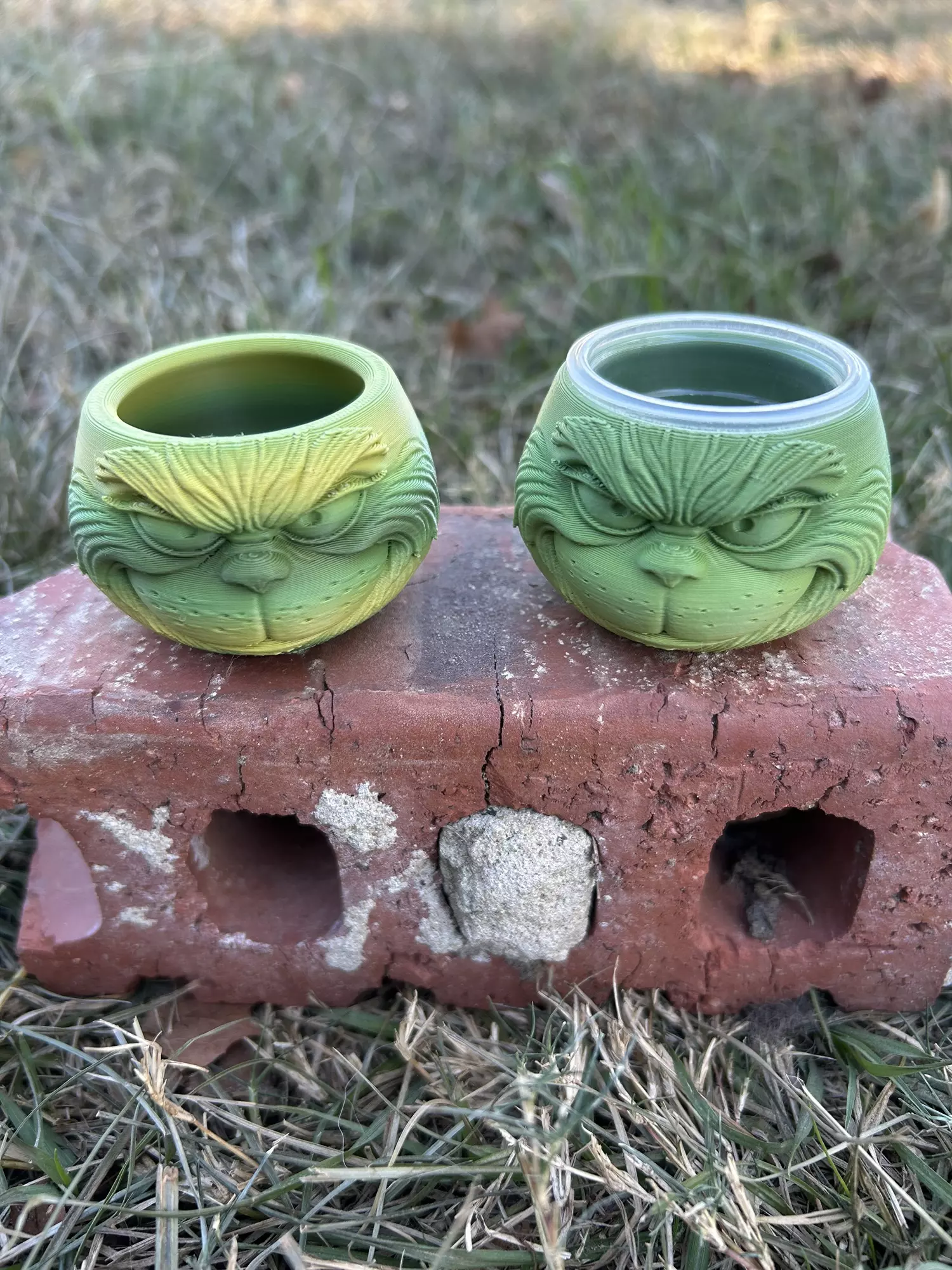 plant/Set of two Grinch food dish holders/spheres holders-0