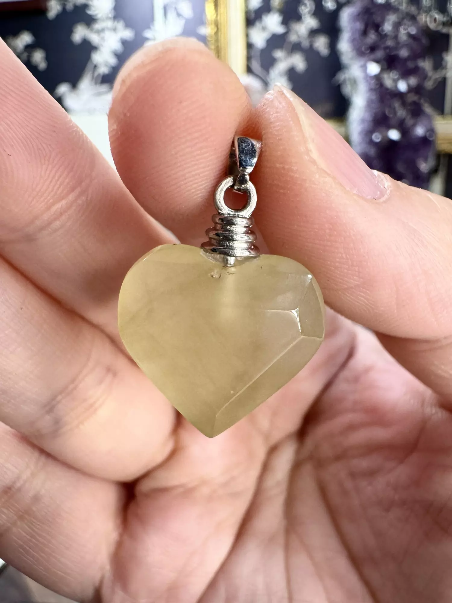 plant/$10| Green Jade Heart Pendant #1-0