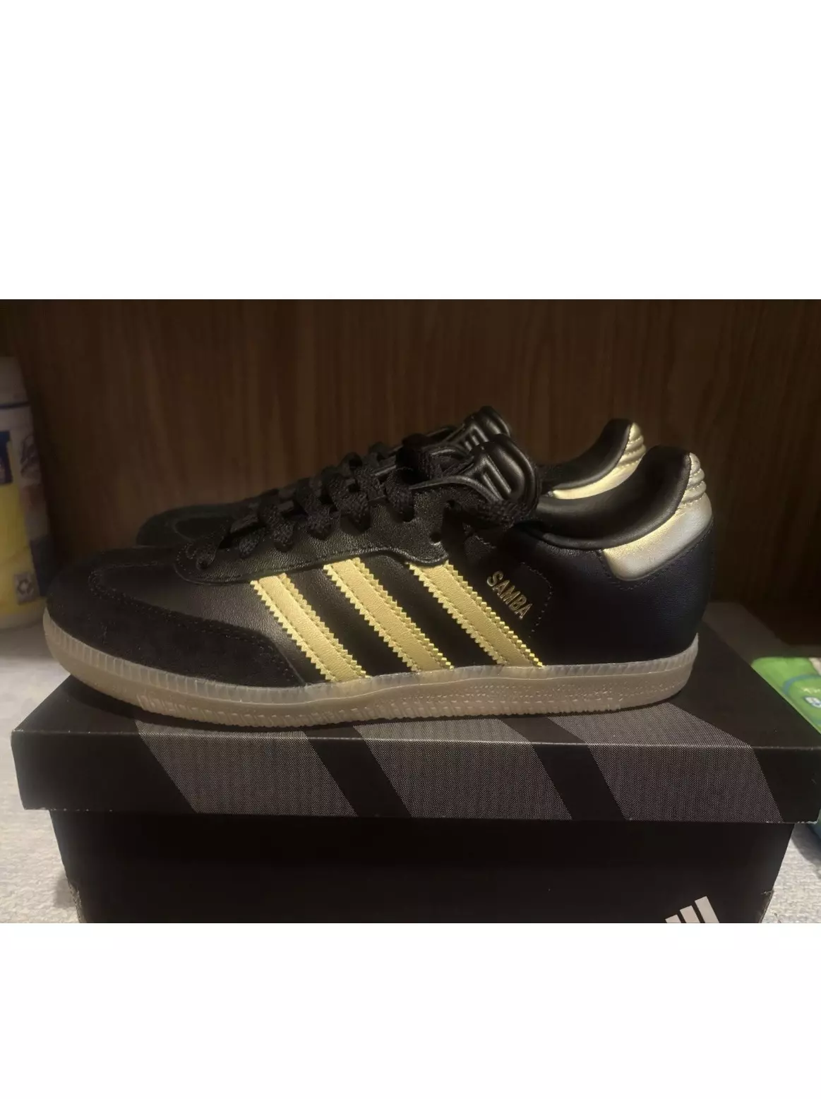 plant/Adidas Samba NWB Youth 5.5 Women’s 7-0