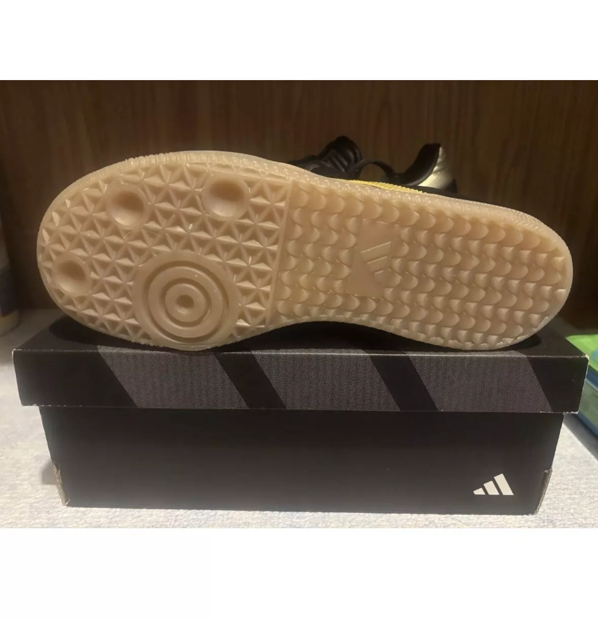 plant/Adidas Samba NWB Youth 5.5 Women’s 7-2