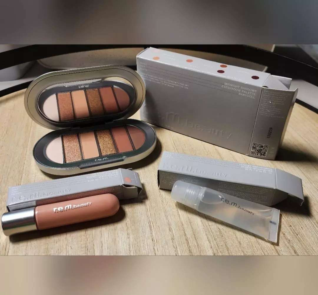 R.E.M. Beauty 3pcs bundle. Midnight eye shadow pallet, 2 lip plumbing lip gloss thumbnail