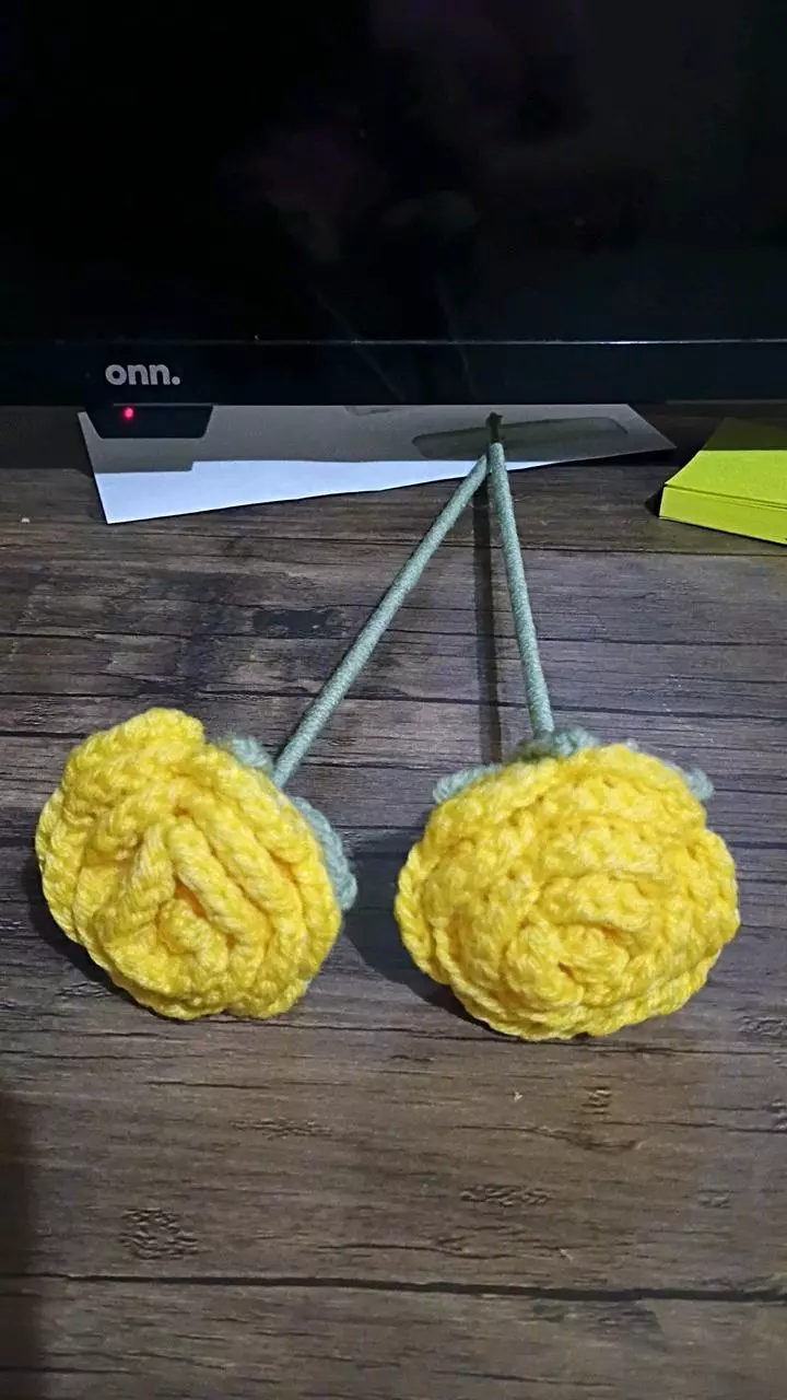 Single yellow rose thumbnail