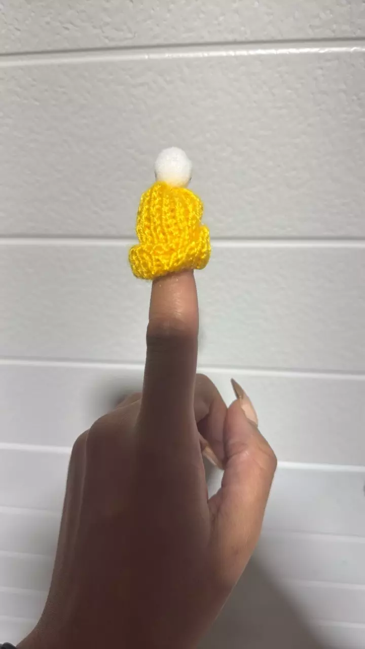 Plant decor - knit hat yellow thumbnail