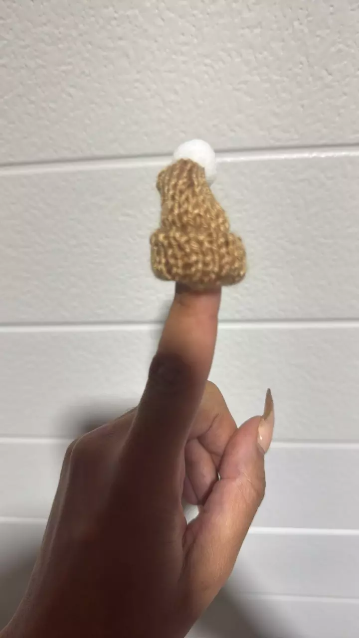 Plant decor - knit hat brown thumbnail