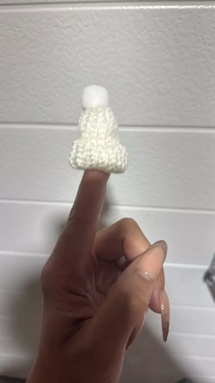 Plant decor - knit hat white thumbnail