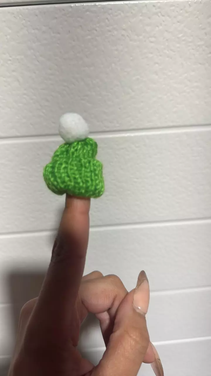 Plant decor - knit hat green thumbnail