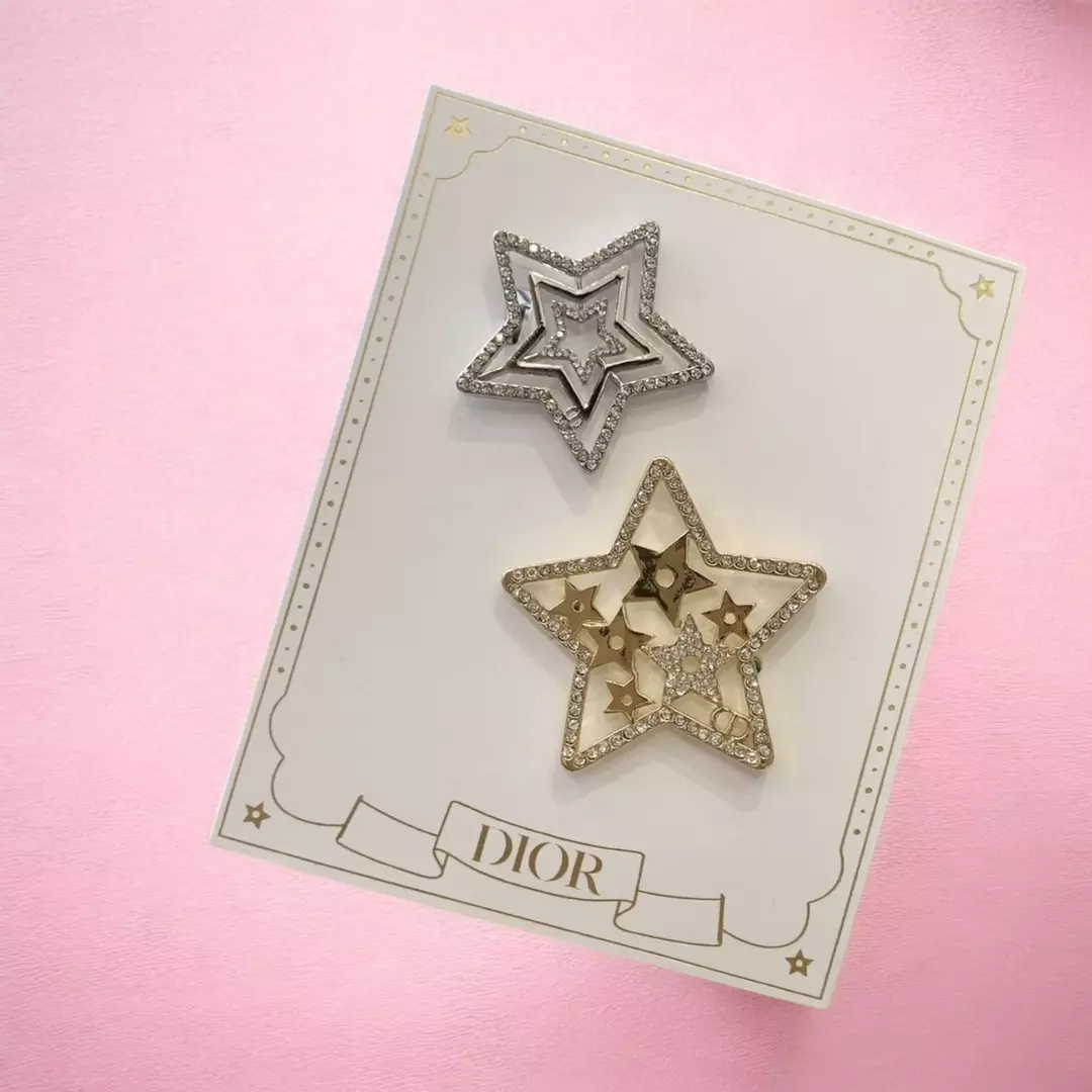 Dior Holiday 2025 limited edition star-shaped hair clip set. thumbnail