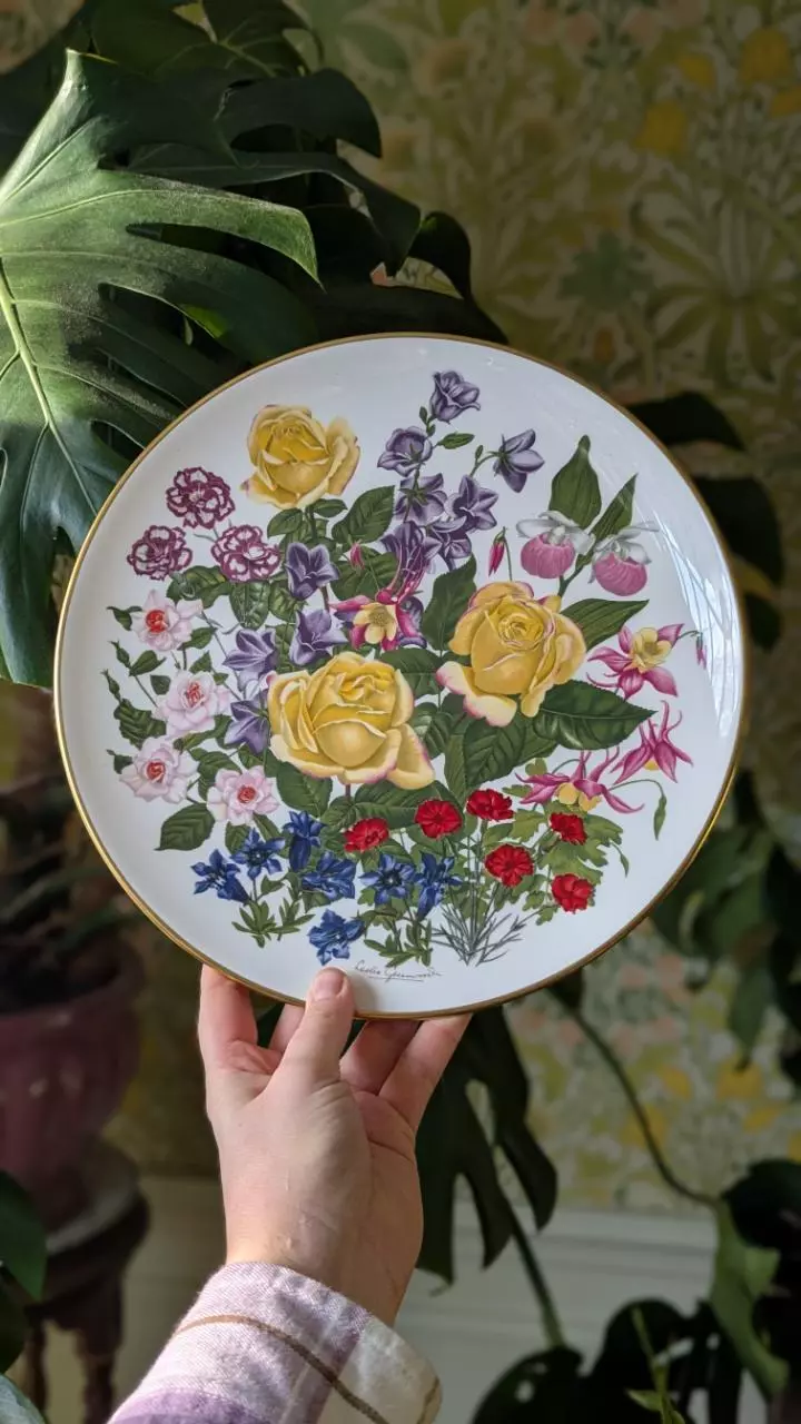 Flowers of the year plate - June thumbnail