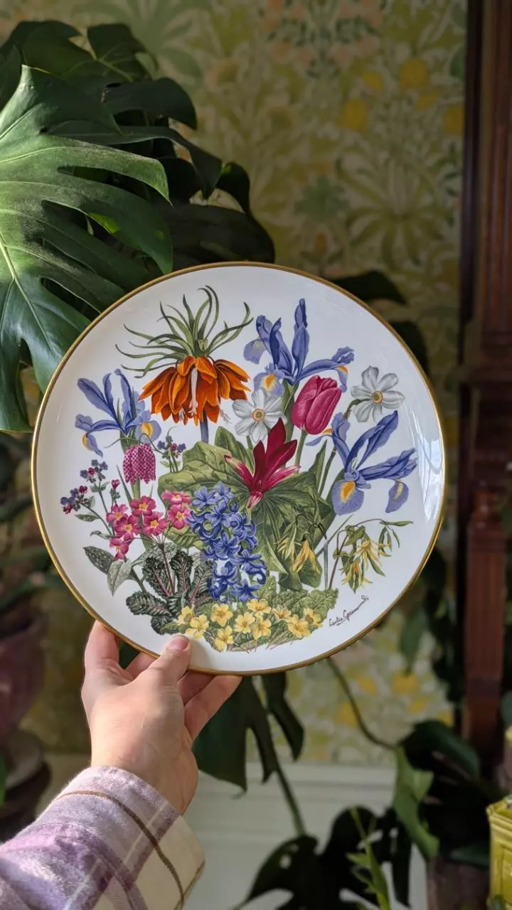 Flowers of the year plate - April thumbnail