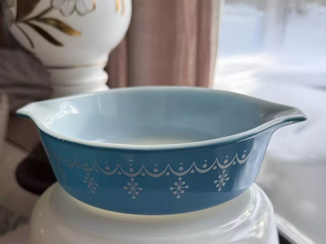 Vintage Pyrex Snowflake Garland 471 casserole thumbnail