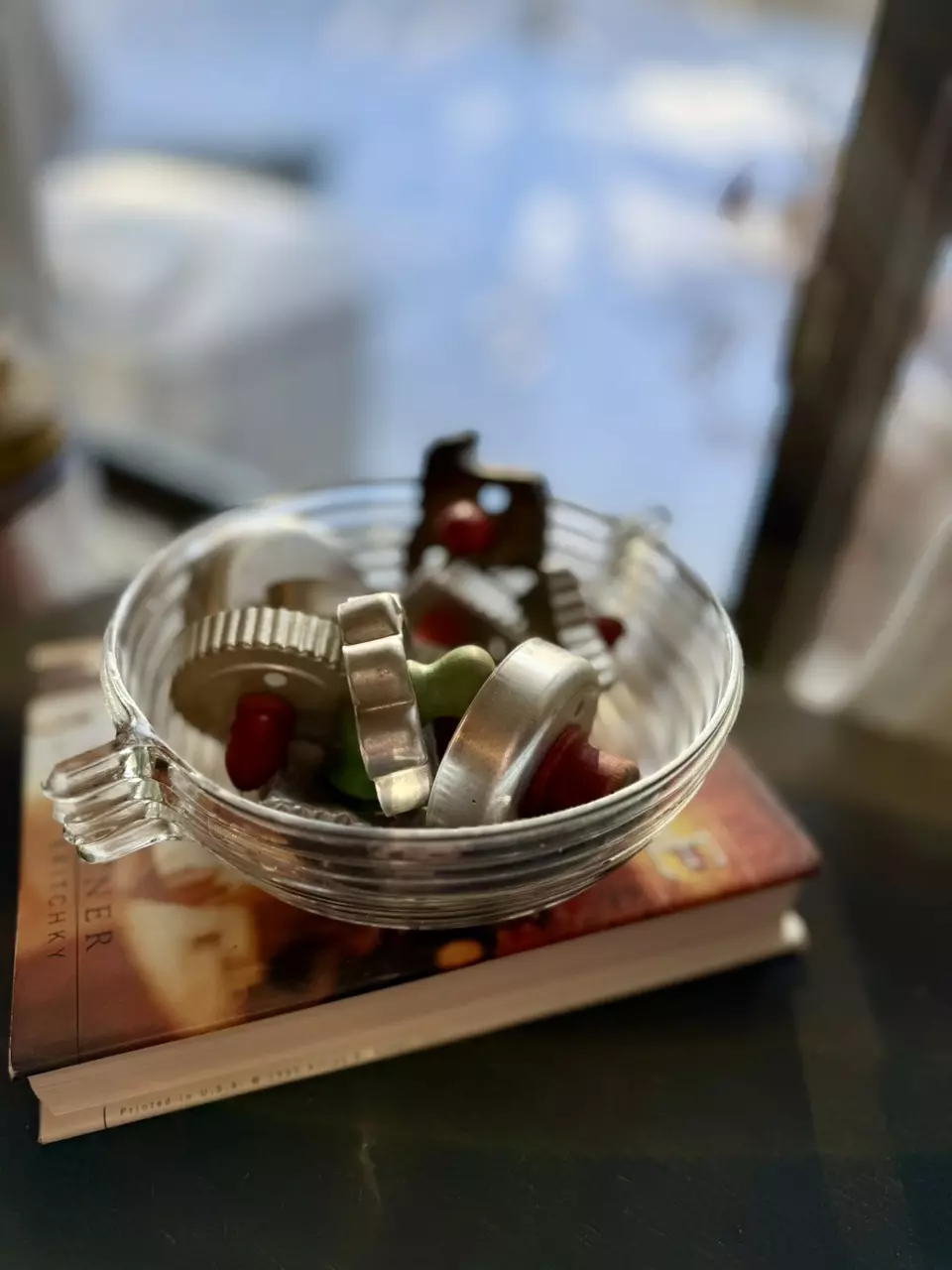 Clear Manhattan pattern handled bowl thumbnail