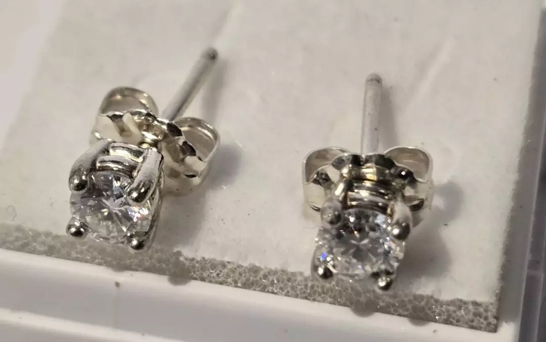 Moissanite stud earrings thumbnail
