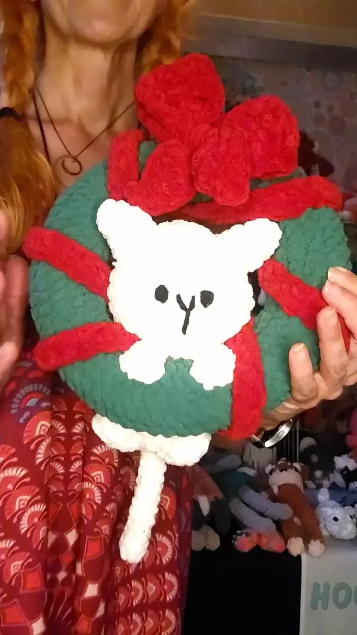 Crochet cat in wreath adorable 😍 💖 ❤️ thumbnail