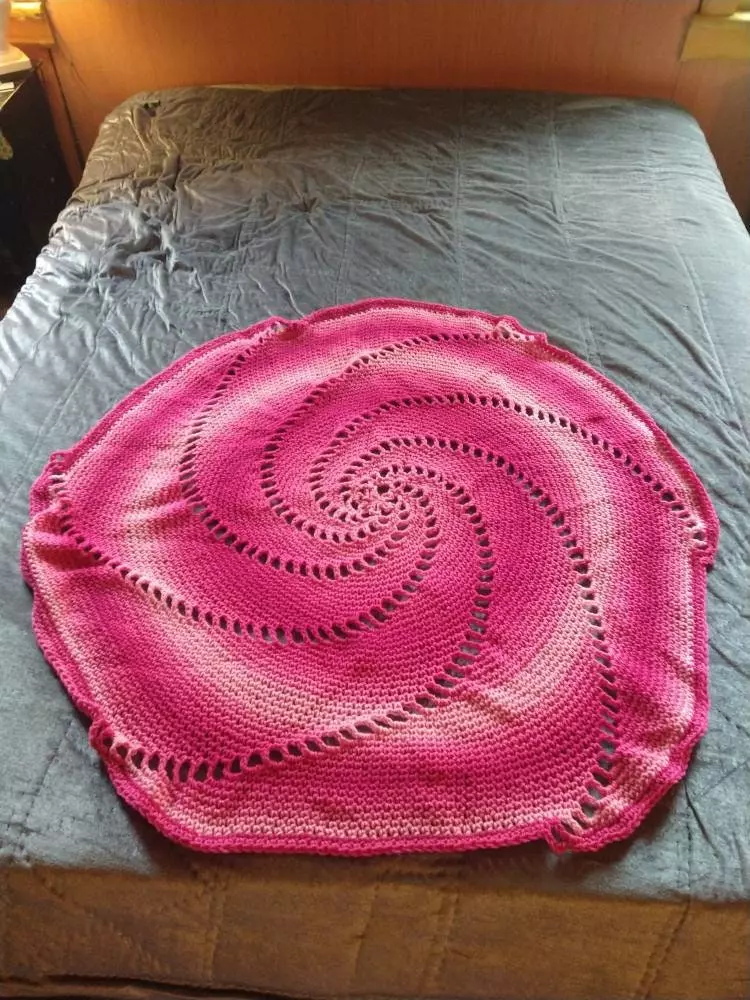 Pink Spiral Crochet Baby Blanket thumbnail