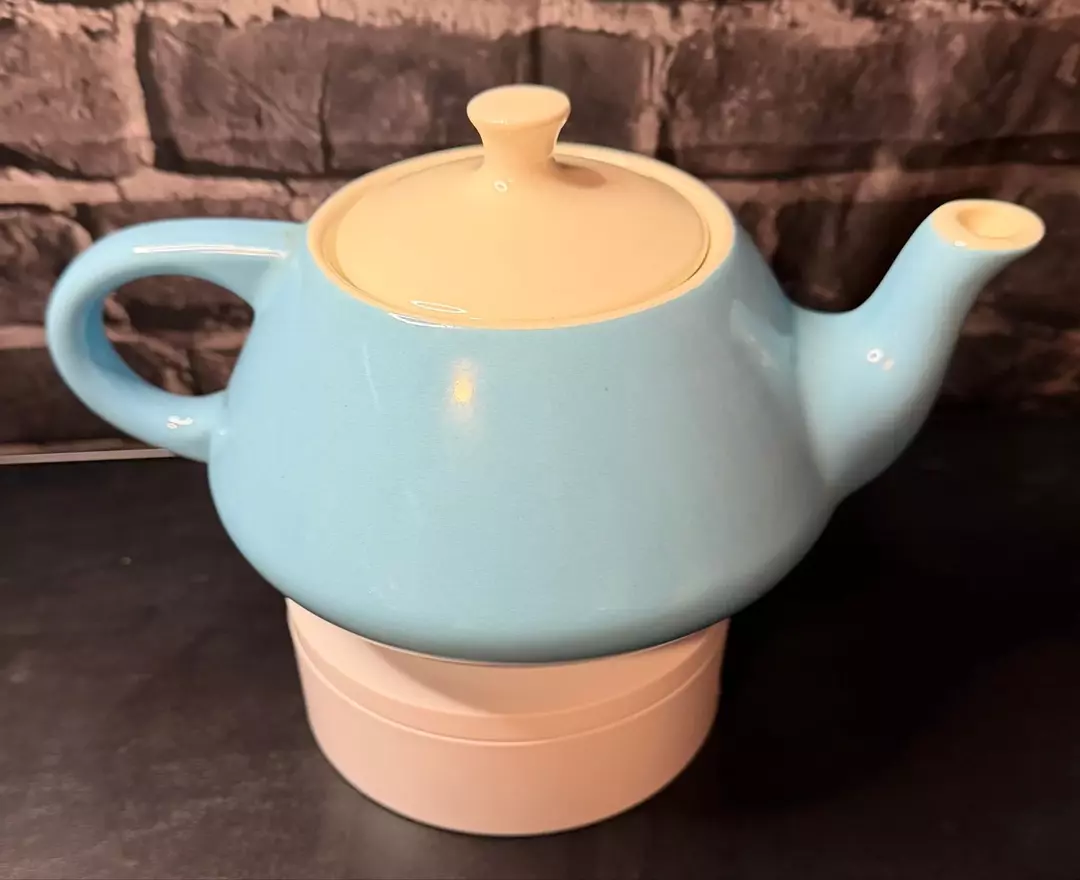 Vintage Teapot (Callout: chip on base) thumbnail