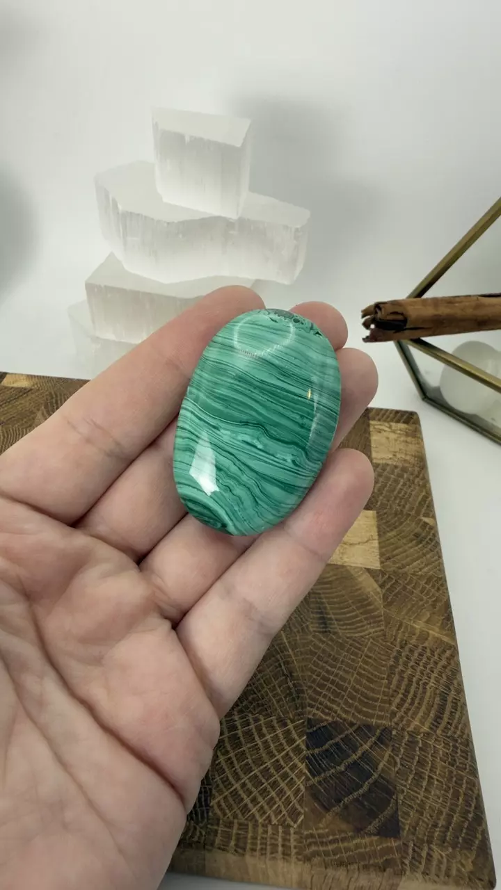 Malachite palm stone thumbnail