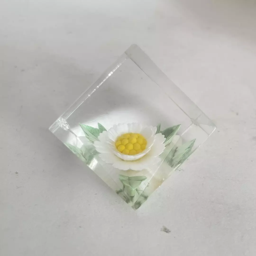 Lucite Daisy thumbnail