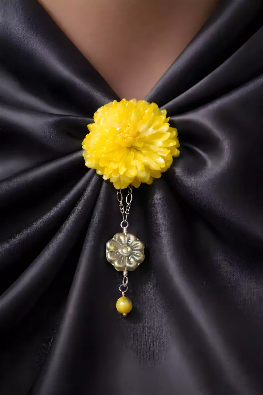 437 Sunny Mum Brooch thumbnail