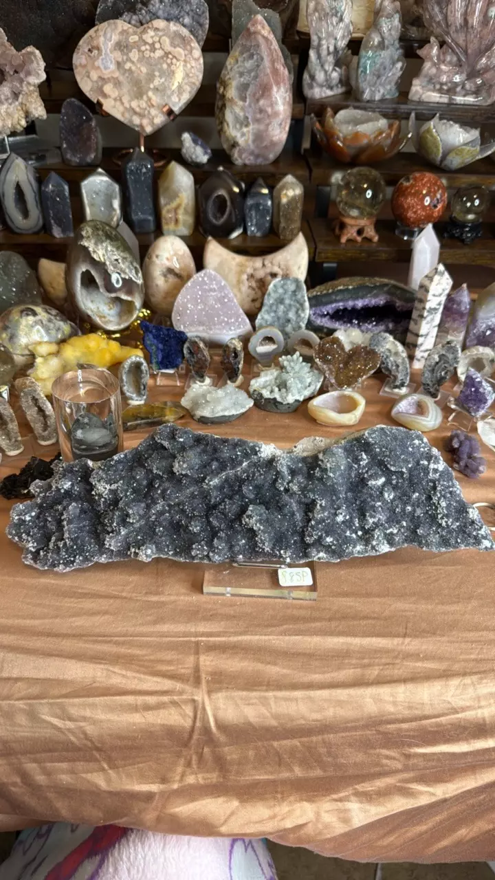 Freeform Quartz Slab - Brazil thumbnail