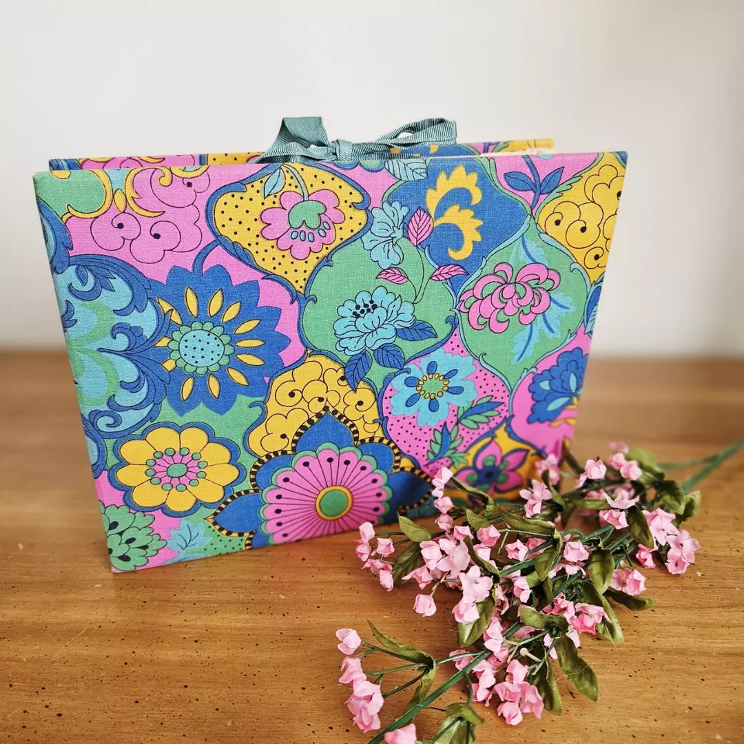 Vintage Flower Power Accordian Style Recipe Folder + Recipes thumbnail