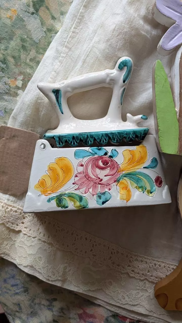 ceramic iron with lid - made in italy thumbnail