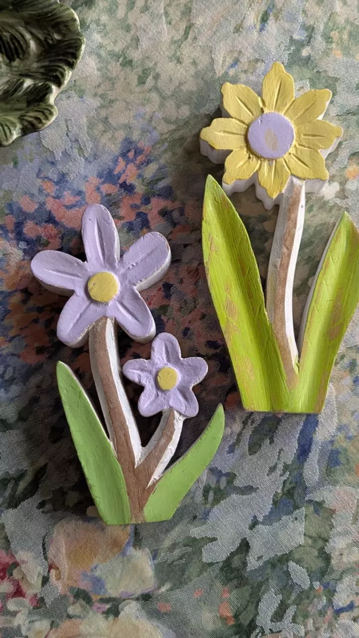 pair of modern wooden flowers thumbnail