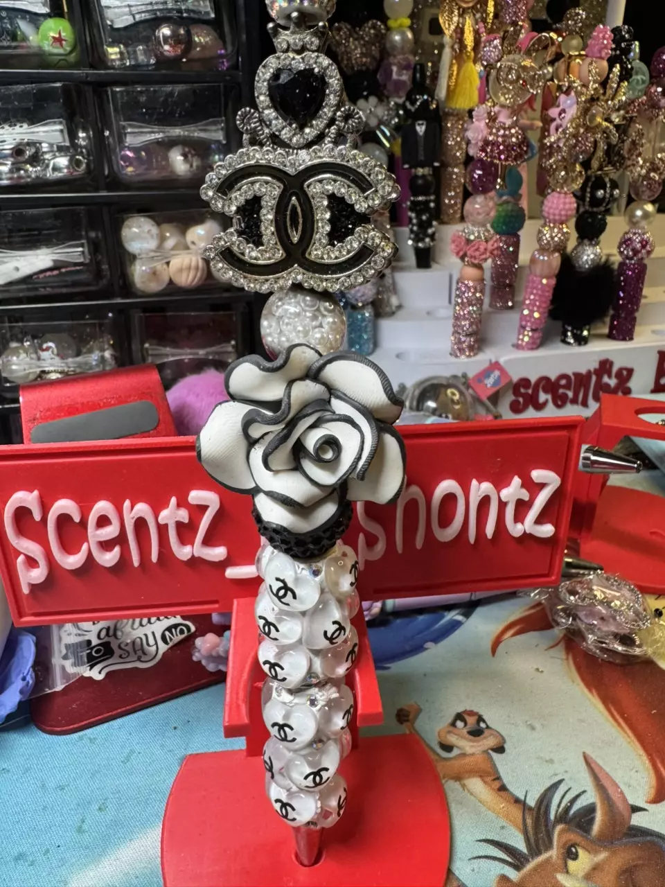 Fancy fashion Black and white  pen thumbnail