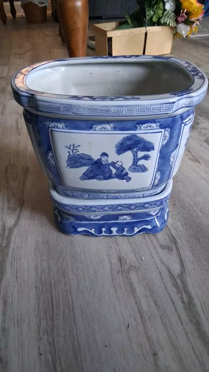 Planter with stand thumbnail