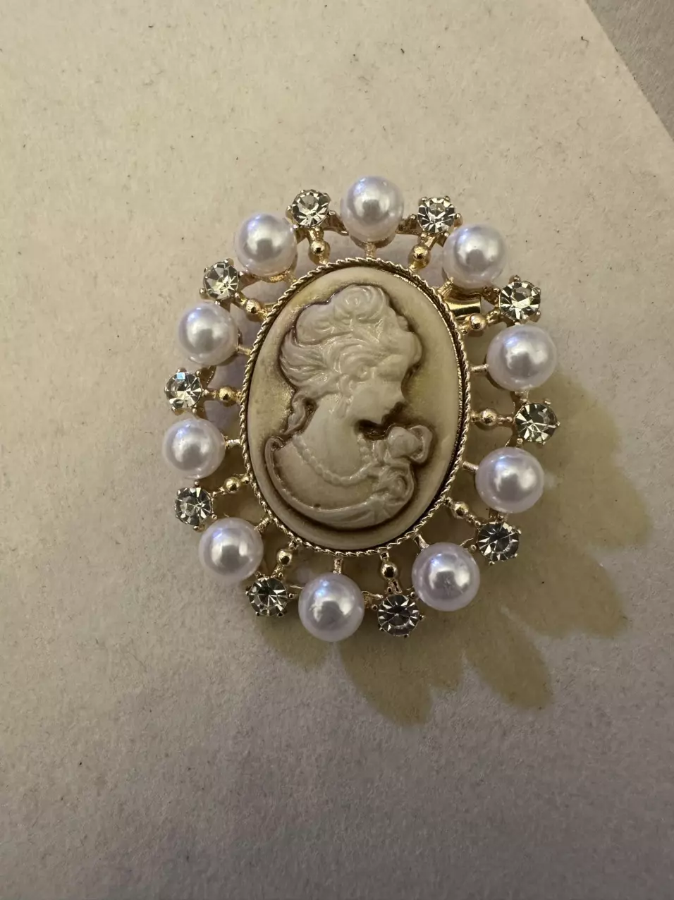 Cameo brooch thumbnail