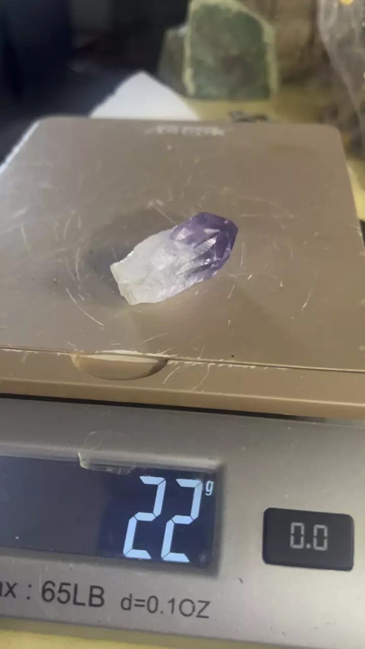 Beautiful 22 g amethyst Amethyst Point.  1 inch thumbnail