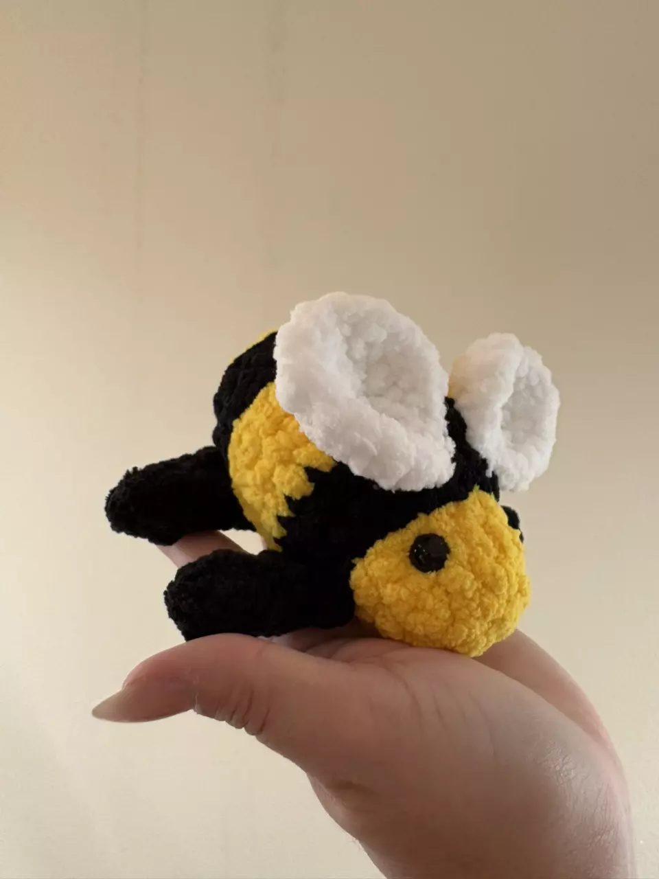 Crochet Splooting Bee thumbnail