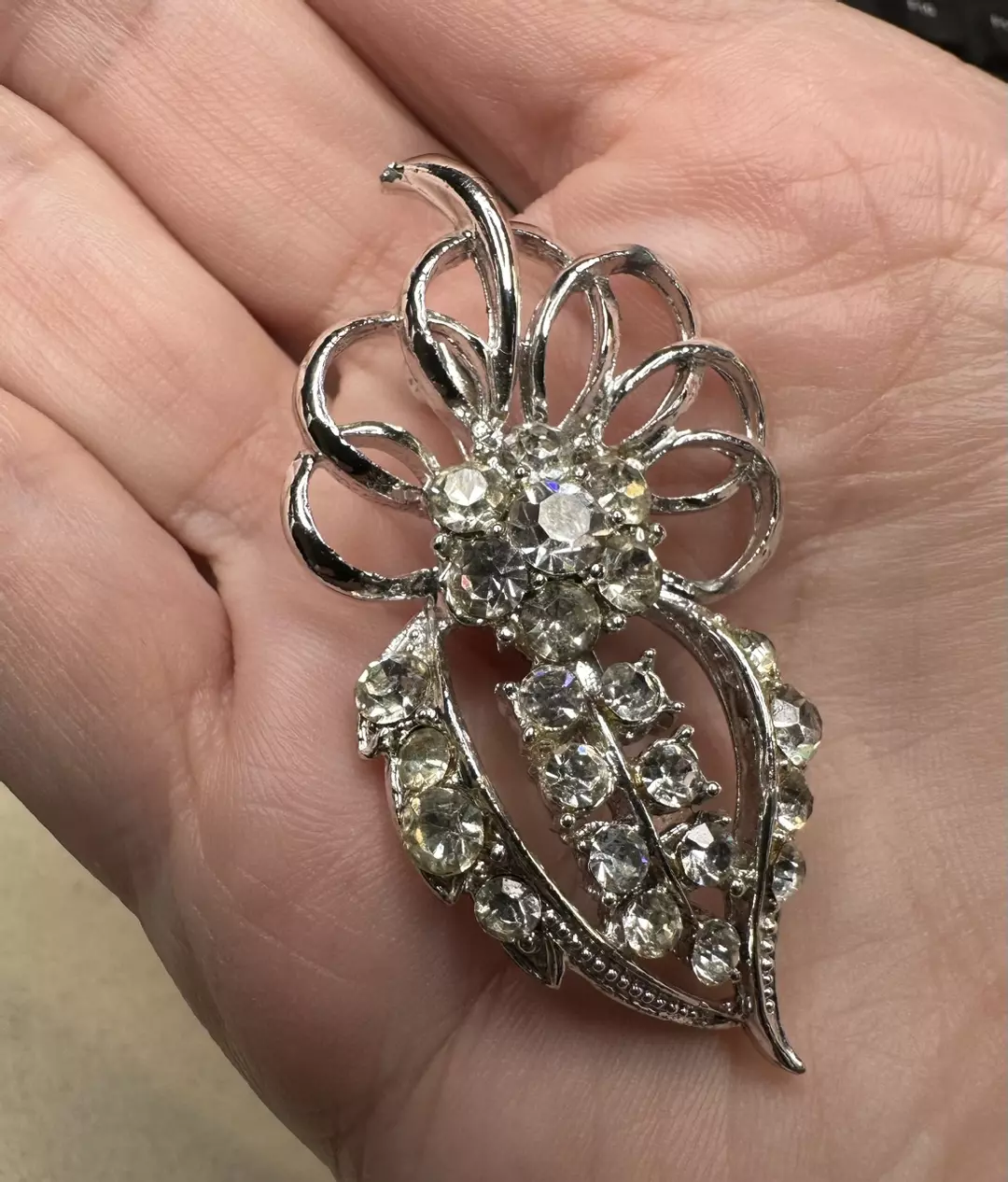 Vintage silver tone brooch thumbnail