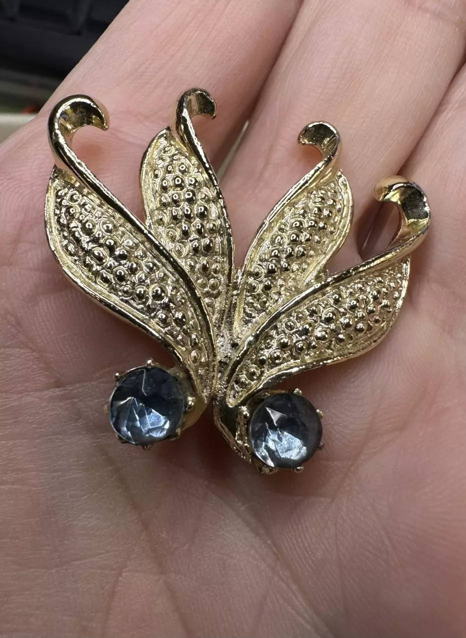 Vintage gold tone/ rhinestone brooch thumbnail