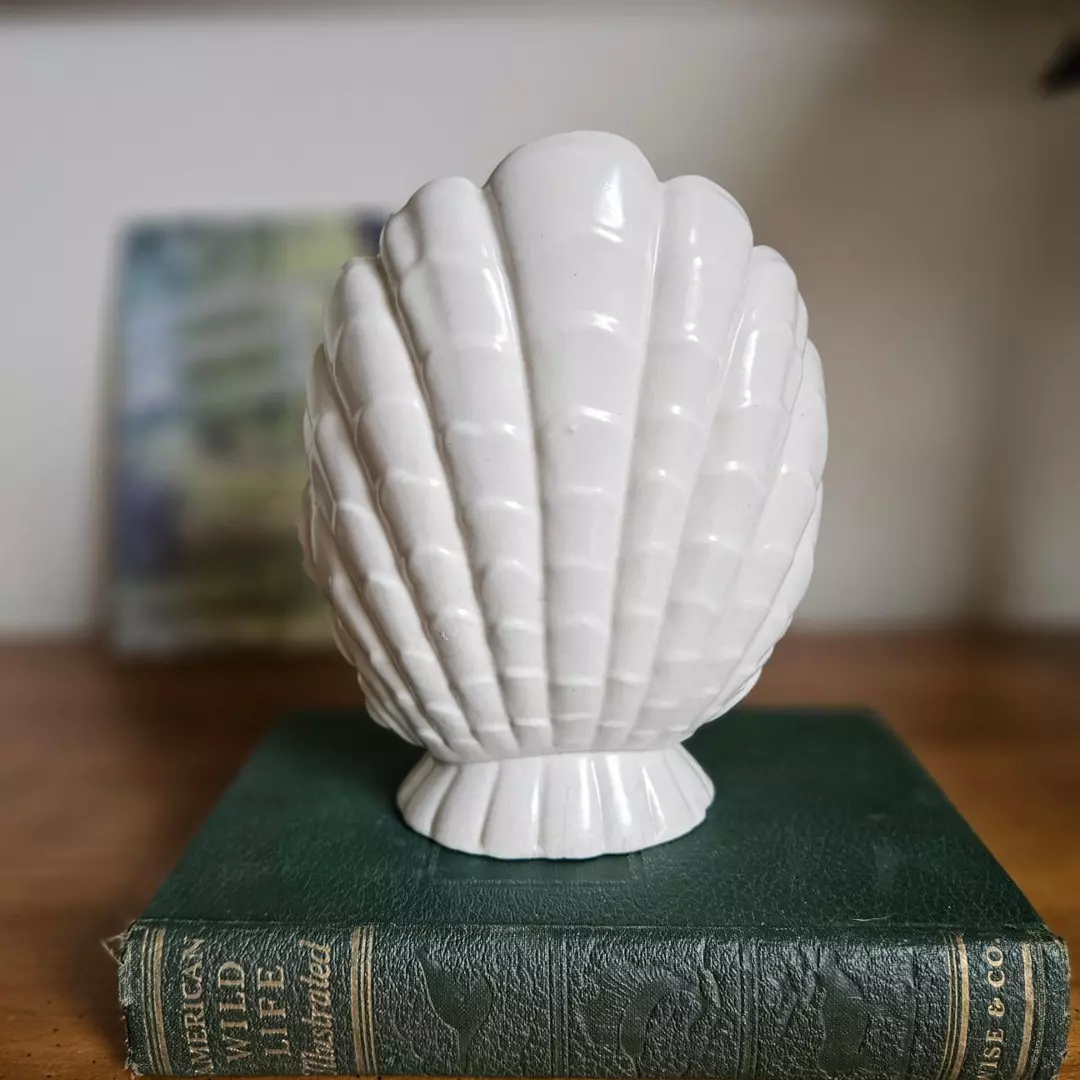 Abingdon Pottery Ceramic Clamshell Vase thumbnail