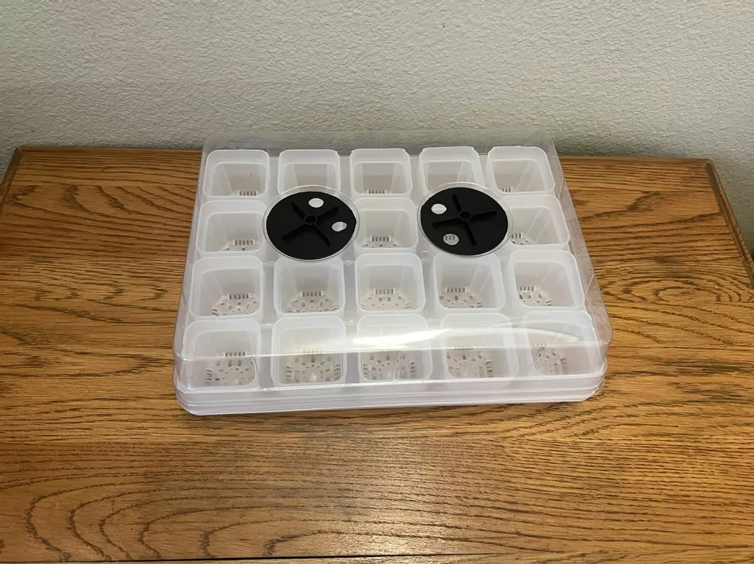 1 tray, 1 rack, and 20 of  2”square pots. Tray size  11.5”x8.5” with dome thumbnail