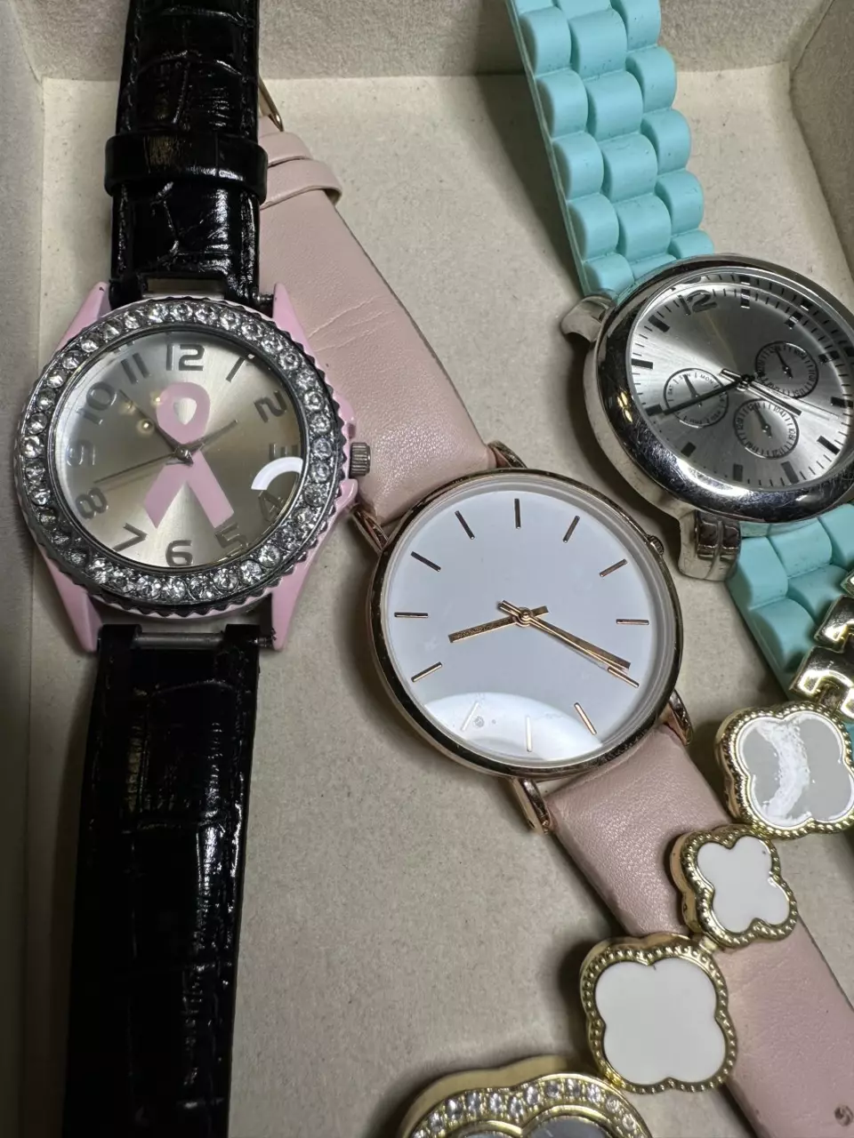 Ladies watch lot as shown. All working! thumbnail