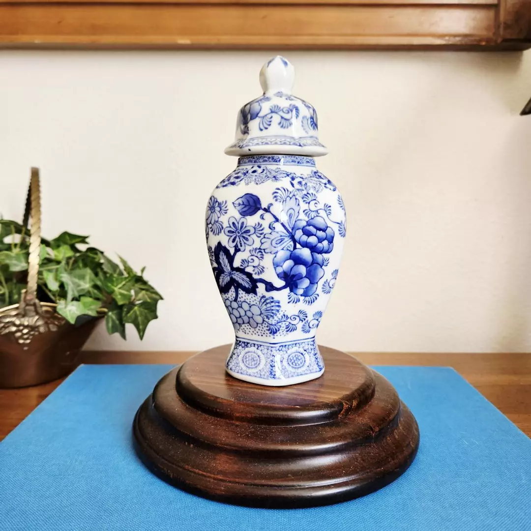 Chinese Porcelain Ginger Jar thumbnail