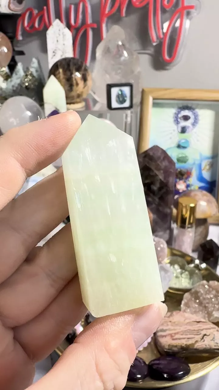 Pistachio calcite tower - A thumbnail