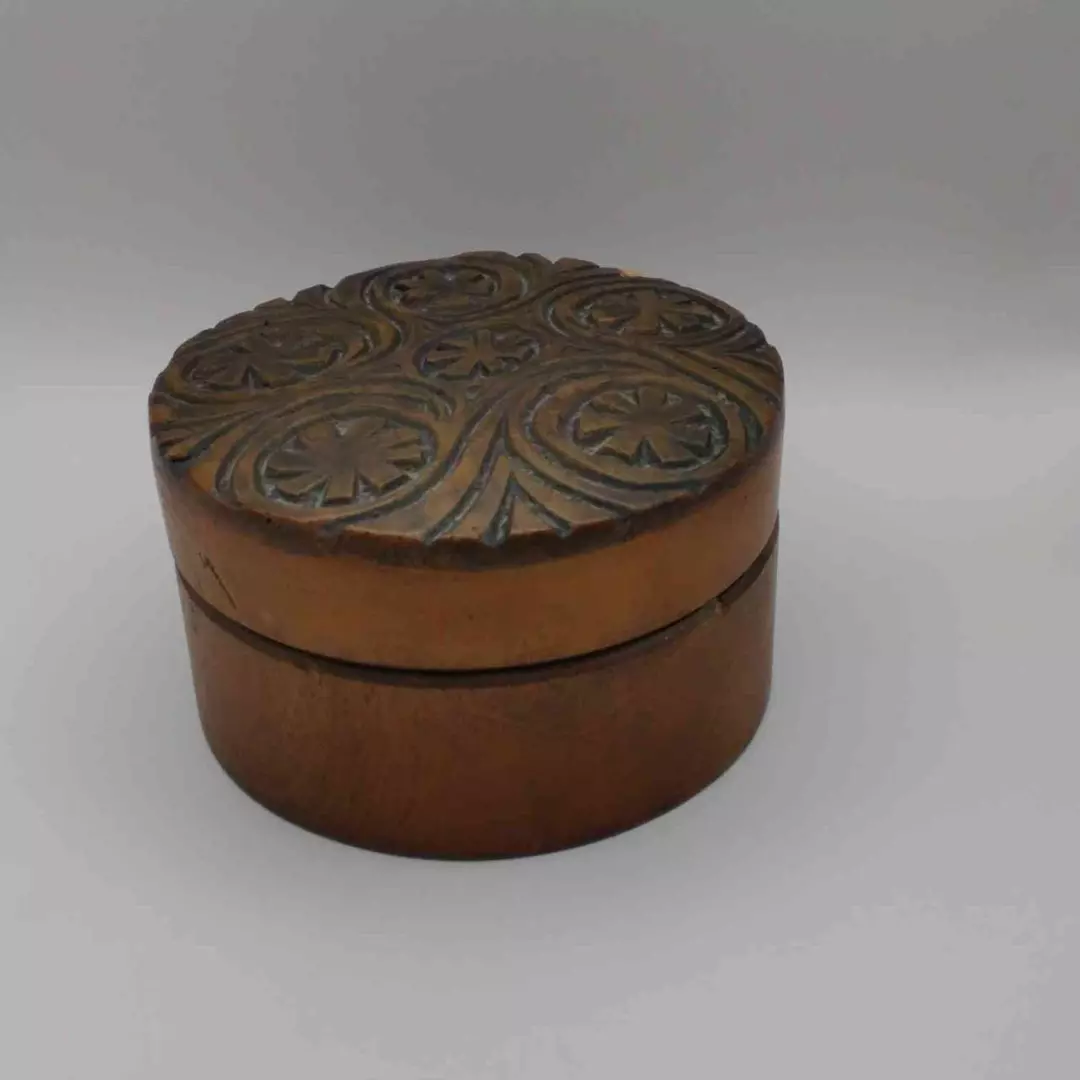 Carved Wood Round Trinket Box (Snowflakes or Stars/Sun-like) thumbnail