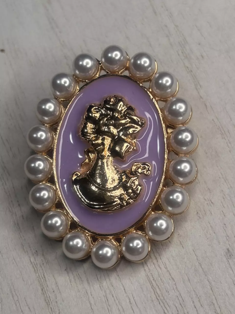 💜 Vintage Style Cameo Brooch – Pearl Frame Lavender Pin thumbnail