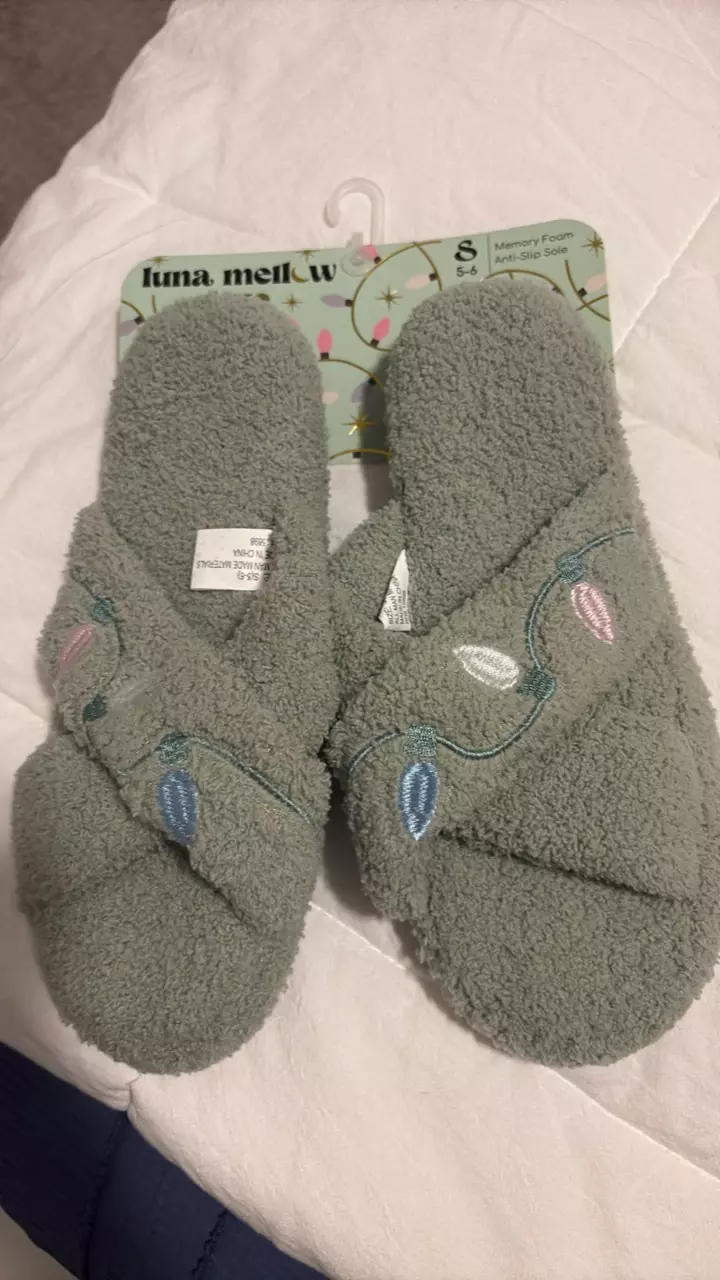 Comfy Slippers Size 5-6 New thumbnail