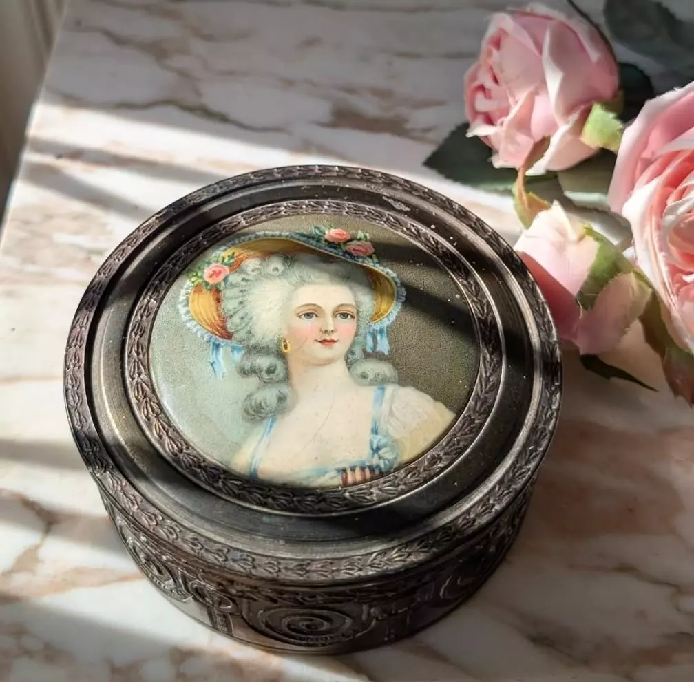 Vintage cameo vanity box thumbnail