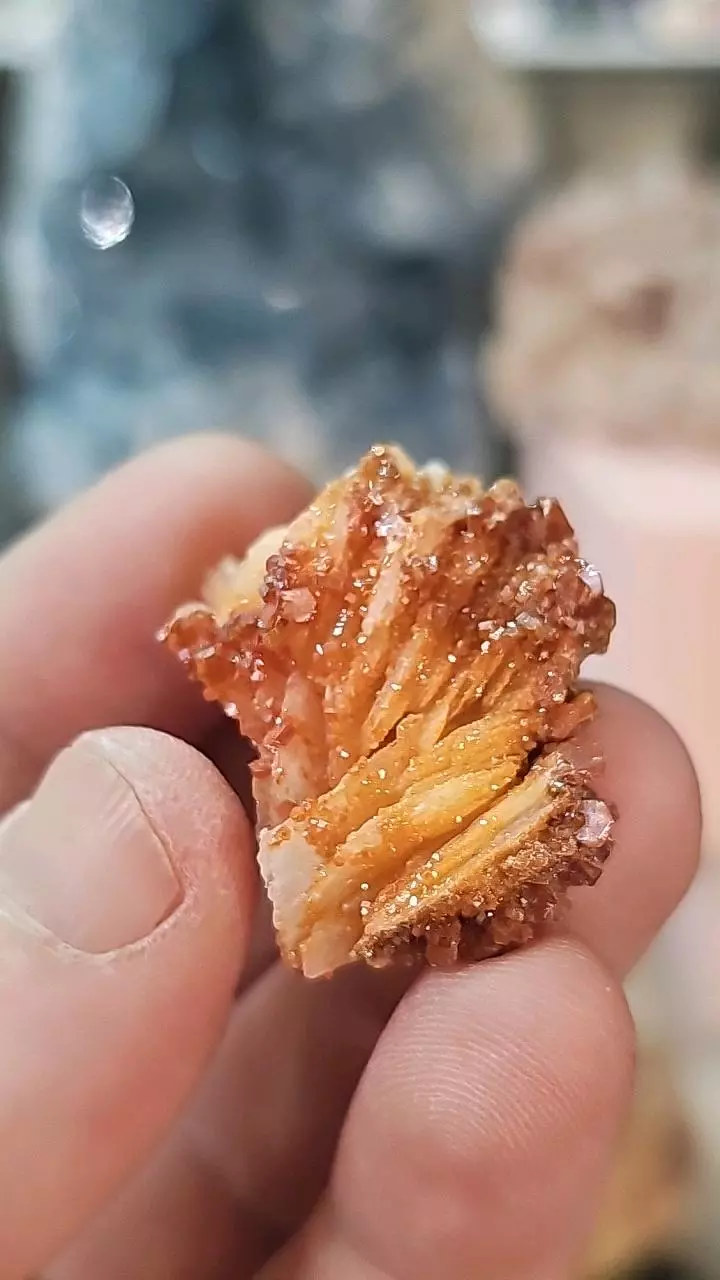 70. Vanadinite on Barite thumbnail