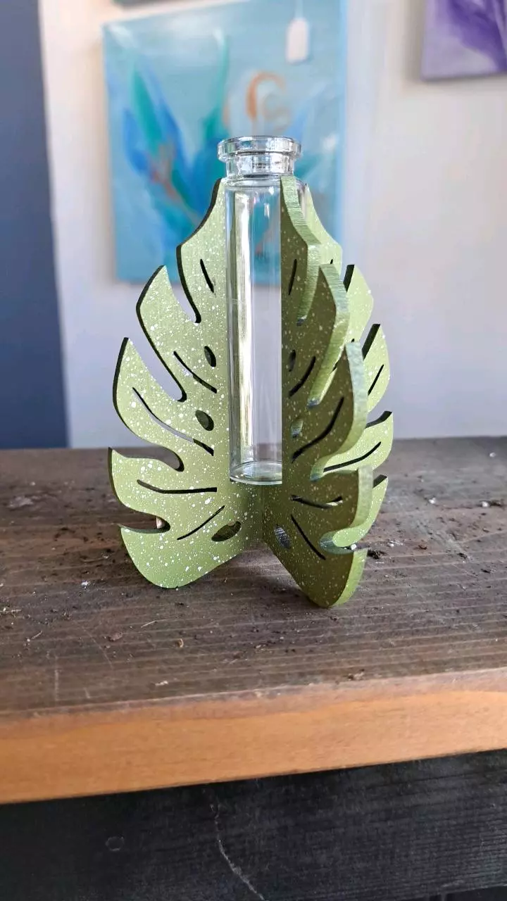 Prop monstera leaf! thumbnail